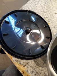 Centrifugă pentru salată SveBake din oțel inoxidabil 18/10, cu acționare manuală, bol de 4,5 litri, compatibilă cu mașina de spălat vase, capac negru 2