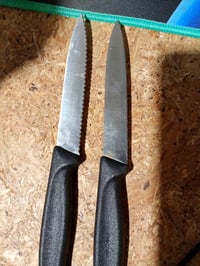 Sada nožov na paradajky a zeleninu Victorinox SwissClassic, 2 ks, so zúbkovanou a hladkou čepeľou, čierna rukoväť, nehrdzavejúca oceľ 3