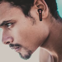 Bezdrôtové slúchadlá do uší A.C. Milan TECHMADE s nabíjacím puzdrom, červeno-čierne, pre smartfóny 5
