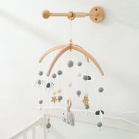 Fali babaszoba dekoráció: Fa mobiltartó állvány kiságyhoz és pelenkázóhoz 2