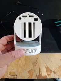 Mini projektor Alwtniet 4K, Wi-Fi 6, Bluetooth 5.4, 5W reproduktor, 180-stupňový otočný stojan, biela, používaný 3