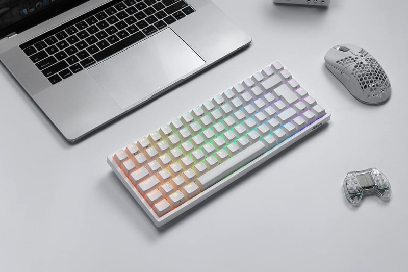 RK ROYAL KLUDGE RK84-DE 75% Kompakt Mechanikus Gamer Billentyűzet, TKL, Kék Kapcsolók, RGB Háttérvilágítás, Bluetooth, 2.4 GHz, Mac és Windo