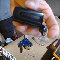 Bluetooth slúchadlá SBS s klipom a zaťahovacím káblom - použité — chýba gumička na slúchadle a nabíjací kábel (stav: viď 2. obrázok) 2