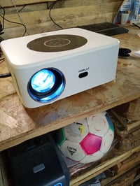 HORLAT 4K Projektor Android TV Rendszerrel, WiFi 6, Bluetooth 5.2, 28000 Lumen, Automatikus Keystone Korrekció, 50% Zoom, Otthoni 3