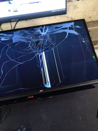 JVC LT-32VRF3555 32 colos Full HD Smart TV Fire TV beépített rendszerrel — hibás, alkatrésznek: törött képernyő (állapot: lásd a 2. képet) 2