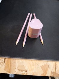 Set creioane Faber-Castell Grip 2001 Rose Shadows, 5 piese – incomplet: lipsește creionul gros, creionul 2B este deteriorat (stare: vezi a 2-a imagine) 3