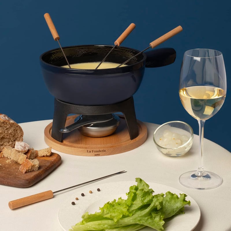 Mont JOUX Fondue készlet, 6 villával, kék öntöttvas edény, natúr fa talppal