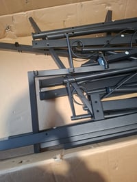 Kovový rám postele Yaheetech 160x200 cm, čierny s kvetinovým vzorom — poškodený, čiastočne funkčný: vytrhnutá skrutka, bez návodu (stav: pozri 2. obrázok) 4