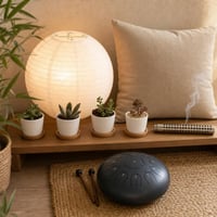 Japandi kutak mira: papirnati lampion + 4x keramička posuda + steel tongue drum + lanena navlaka + cijev za 1
