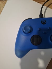 Bezdrôtový ovládač Xbox Wireless Controller Shock Blue, kompatibilný s Xbox Series X|S, One a Windows, modrý, balenie 2025, používaný 2