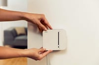 Bosch Smart Home Controller - Okosotthon rendszer központi vezérlőegysége, LCD kijelzővel, applikációval, fali rögzítéssel 4