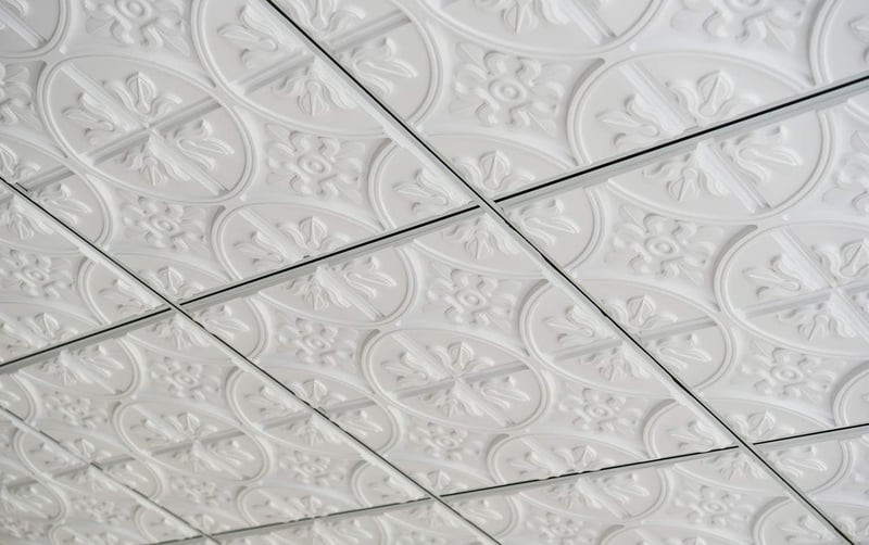 Art3d 3D Mennyezeti Panel Csomag - 12 db Klasszikus Fehér Fali Burkolat, 24" x 24", 4.5m² Öntapadós PVC Dekoráció