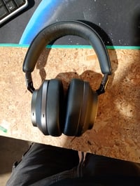 Bezdrôtové slúchadlá s potlačením hluku Bowers & Wilkins Px8, Bluetooth — Drobné známky opotrebovania na tlačidlách a na bočnej strane (stav: pozri 2. obrázok) 3