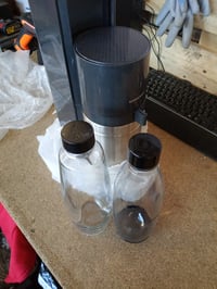 Aparat za gaziranje vode SodaStream DUO u boji titan, s 1 staklenom bocom od 1 l i 1 plastičnom bocom FUSE od 1 l, perivo u perilici posuđa, rabljeno 2