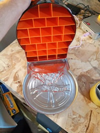 Kufrík na autíčka Hot Wheels Fire Wheel Garage s kapacitou 29 miest, prenosný — Rukoväť je zlomená (stav: pozri 2. obrázok) 3