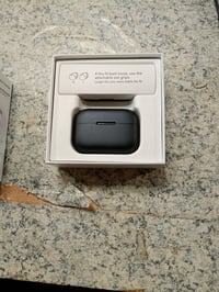 Carcasă de încărcare soundcore AeroClip pentru căști open-ear, culoarea Midnight, cu clipsuri de fixare, accesoriu pentru căști Bluetooth 2