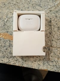 Nabíjacie puzdro JBL Wave Beam 2 – biele, pre bezdrôtové Bluetooth slúchadlá do uší, náhradné nabíjacie puzdro 2