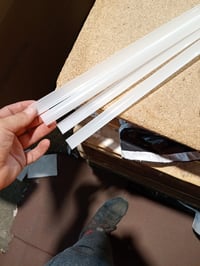 Chesbung LED hliníkový rohový profil biely, tvar V, 4x1 m pre LED pásy (1-12 mm), s mliečnym krytom, koncovkami a kovovými úchytkami, 45 stupňov — sada 4 ks 5