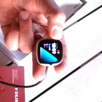 Pametni sat Fitbit Versa 4 s malinasto crvenim silikonskim remenom i kućištem od ružičasto-zlatnog aluminija, ugrađen — Rabljeni proizvod (stanje: vidi 2. sliku) 2