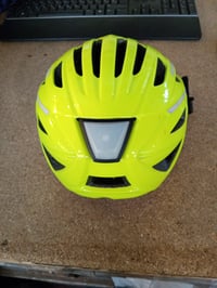 Cască de ciclism urban Alpina Haga cu LED integrat, verde reflectorizant „be visible”, mărimea M (circumferința capului 55-59 cm), folosită 4