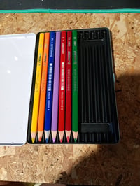 Set creioane colorate triunghiulare JOLLY Supersticks Delta – rezistente la rupere, sigure pentru copii, non-toxice – 7 bucăți în cutie metalică 4