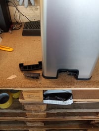 Coș de gunoi cu pedală Curver Slim 40 L, culoare oțel, 42x25x61 cm, închidere silențioasă — defect, funcționează parțial: pedală ruptă (stare: vezi poza a 2-a) 2