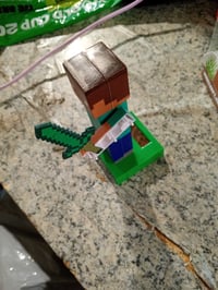 Solárna figúrka Puckator FF139 Minecraft Steve – chybná, čiastočne funkčná: chýba polovica ruky (stav: pozri 2. obrázok) 2