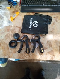 Set de antrenament pentru întărirea mâinilor FitBeast, 4 piese – 2 aparate de strâns mâna reglabile, dispozitiv pentru extensia degetelor, inel de prindere și minge antistres pentru sportivi — set de 4 bucăți 4