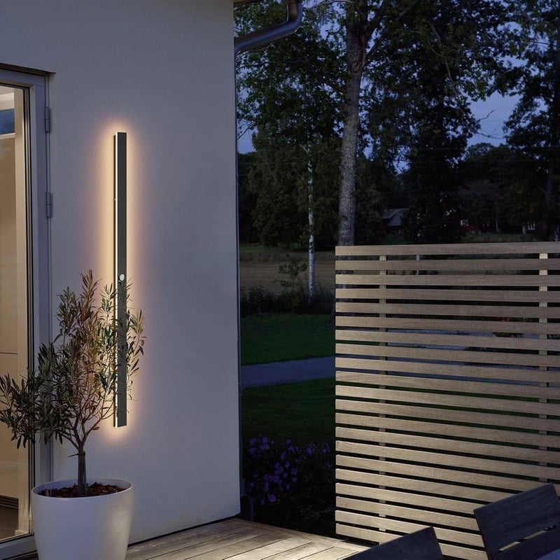 K-Bright 120 cm-es Kültéri LED Fali Lámpa Mozgásérzékelővel - IP65 Vízálló Fekete Modern Világítás Kerthez, Garázshoz, 3000K Meleg Fehér Fén