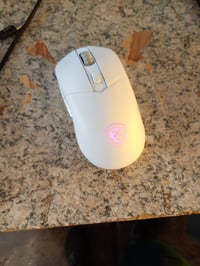 Bezdrôtová herná myš MSI Versa 300 biela, 8000 DPI, RGB, mikrospínače Kailh s výdržou 30 miliónov+ kliknutí, 6 tlačidiel, 50-hodinová výdrž batérie, odozva 1 ms 2