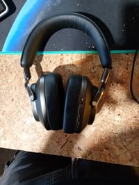 Bezdrôtové slúchadlá s potlačením hluku Bowers & Wilkins Px8, Bluetooth — Drobné známky opotrebovania na tlačidlách a na bočnej strane (stav: pozri 2. obrázok) 2
