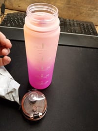 Bidon pentru copii KollyKolla 500 ml – Sticlă de apă sportivă cu marcaj de timp și sistem anti-scurgere — vopsea uzată, fisură fină (stare: vezi a 2-a imagine) 3