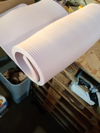 Extra hrubá podložka na jogu Amazon Basics, hrúbka 2,5 cm, s popruhom na nosenie, ružová, podložka na pilates a fitness 3