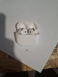 Căști wireless Bluetooth Apple AirPods 4 cu anulare activă a zgomotului, sunet adaptiv, sunet spațial personalizat, carcasă de încărcare USB-C, utilizate 2