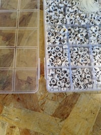 MiuCo Set 2000+ Mărgele cu Litere pentru Brățări – Set Mărgele Rotunde cu Alfabet — defect, funcțional parțial: cutie cu închidere deficitară (stare: vezi poza 2) 2