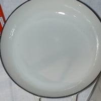 Liatinový hrniec Salter Chester – 30 cm Dutch Oven, 2,8 l — veľmi malý oťuk na smalte na vrchnej časti hrnca (stav: pozri 2. obrázok) 2
