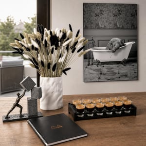 Set decor monocrom: 120 fire pampas + tablou canvas 50×70 + statuetă 30 cm + tavă 12 locuri + caiet A4+