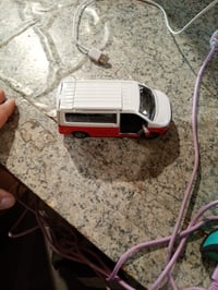 Kovový model obytného auta Kids Globe VW Transporter California, so spätným chodom — chýbajú jedny dvere (stav: pozri 2. obrázok) 2