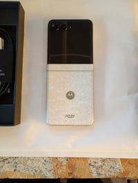 Smartphone pliabil Motorola Razr 70, 8GB RAM, 256GB stocare, cameră 50MP, Bright White (Alb), utilizat 3