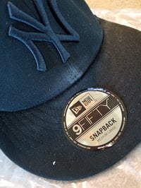 Șapcă de baseball New Era MLB 9Fifty NY Yankees neagră - folosită, cu urme vizibile de uzură — zgârieturi vizibile (stare: vezi a 2-a imagine) 3