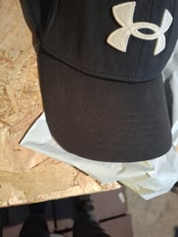 Șapcă de baseball pentru bărbați Under Armour Blitzing 3.0, negru/alb, mărimea XL/XXL, respirabilă, croială stretch fit 3