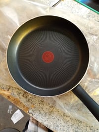 Tigaie Tefal C38804 cu înveliș de titan și indicator de temperatură, 24 cm, antiaderentă, neagră - utilizată, exterior uzat (stare: vezi imaginea 2) 3