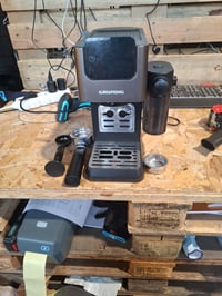 Grundig KSM 5330 Aparat za espresso s ručicom - 1628W, 15 bara, tamni inox, zaslon na dodir, BrewSense, spremnik za vodu 1,1L, spremnik za mlijeko 300 ml, espresso i 3