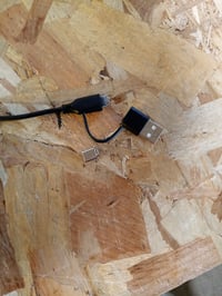 Tastatură cu fir OMOTON cu iluminare de fundal albă, AZERTY, 2 în 1 — defectă, pentru piese: portul cablului C s-a desprins (stare: vezi a doua imagine) 4