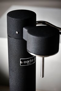 Výrobník sódy Aarke Carbonator 3 v matnej čiernej nehrdzavejúcej oceli, vrátane 2 fliaš z PET bez obsahu BPA s objemom 1 l na vodu z vodovodu, kompatibilný so 60 l CO2 bombičkami 3