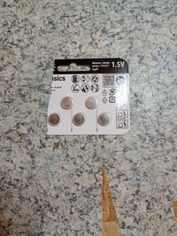 Alkalická gombíková batéria Amazon Basics LR44 1,5 V, bez ortuti, balenie 5 ks (1 ks chýba) 4
