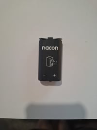 Nabíjacia stanica Nacon pre ovládač Xbox s 2 externými batériami a USB-C — Jedna z batérií je mierne poškodená (stav: pozri 2. obrázok) 2