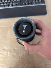 JBL Flip 6 hordozható Bluetooth hangszóró fekete, vízálló, 2 utas — hibás, alkatrésznek: nem kapcsol be (állapot: lásd a 2. képet) 4