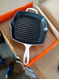 Štvorcová liatinová grilovacia panvica Le Creuset s pomocnou rukoväťou, 26 cm, farba Meringue, so smaltovaným vnútrom, vhodná aj na indukciu 2