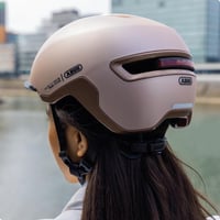Cască de ciclism urban ABUS HUD-Y cu lumină LED magnetică spate și cataramă magnetică - Beige Matt - Mărimea M - Pentru bărbați și femei 6